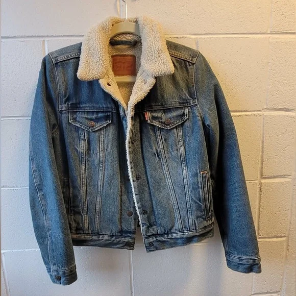 Levi’s Classic Blue Denim Jacket with Sherpa Lining - Picture 2 of 8